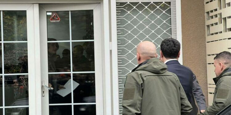 Mbledhja e VV’së për caktimin e mandatarit, Kurti shkon në seli