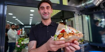 Dikur luante në Champions League, ish-futbollisti turk tani merret me prerjen e donerit