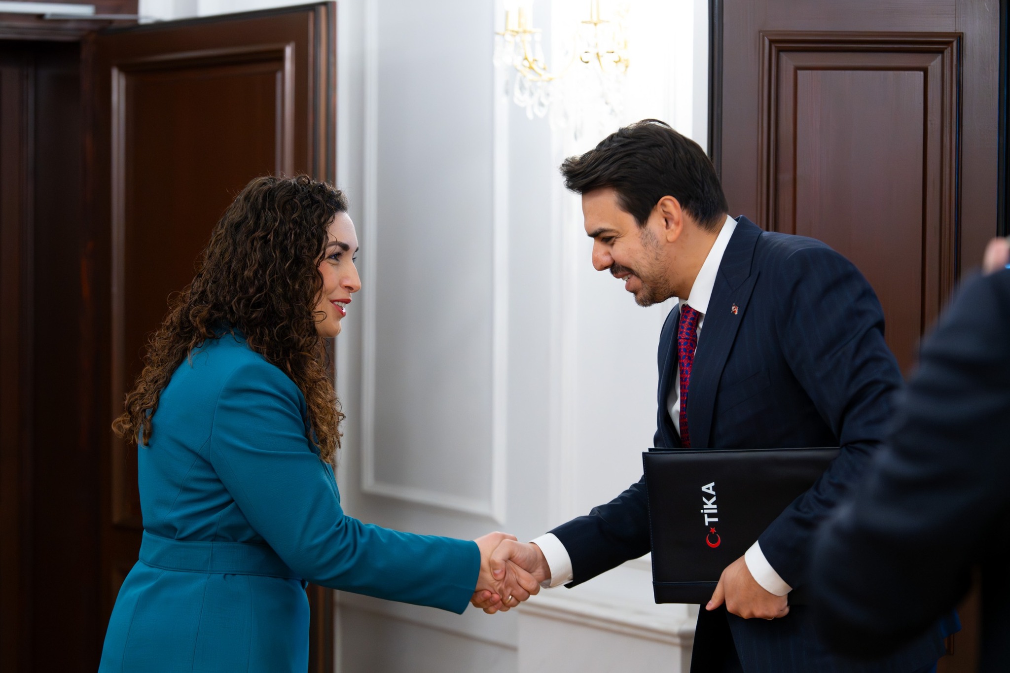 Osmani pret në takim kryetarin e TİKA-s, e vlerësoi Turqinë si partnere strategjike të Kosovës