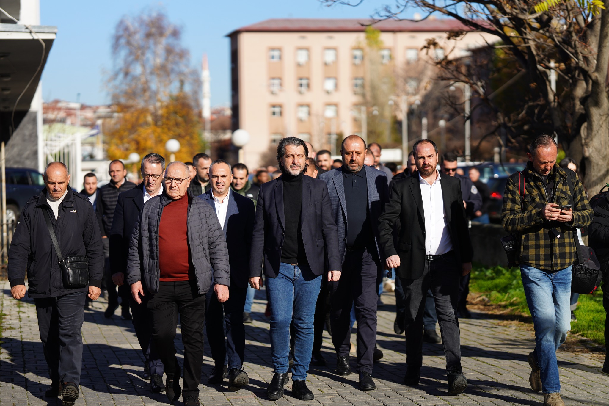 Rama, Kurtit e Muratit: Mos rrini në zyra e në xhipa, hajde takohemi – mos bëni politikë me nevojat bazike të qytetarëve