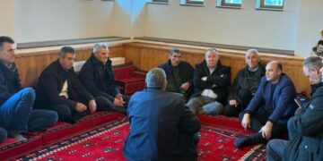 Enver Hoxhaj bashkë me vëllezërit Thaçi e Veseli shënojnë vendin ku nisi organizimi për liri