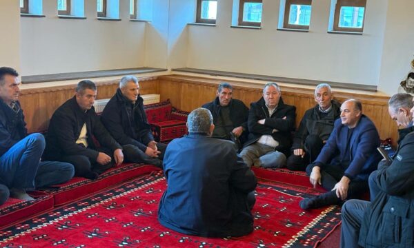 Enver Hoxhaj bashkë me vëllezërit Thaçi e Veseli shënojnë vendin ku nisi organizimi për liri