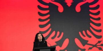 Presidentja Osmani uron Ditën e Flamurit dhe ngjarjet historike të 28 Nëntorit