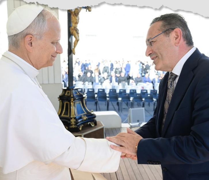 Një shqiptar e takon Papën dhe i kërkon njohjen e Republikës së Kosovës