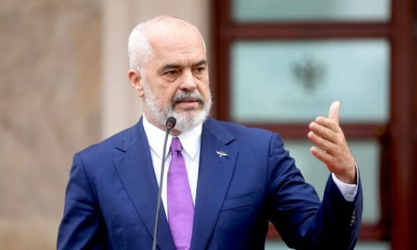 Edi Rama reagon ashpër, pas vendimit të Britanisë për të dëbuar 700 familje shqiptare