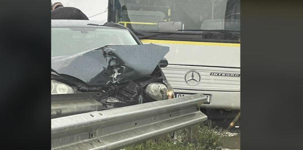 Aksident në rrugën Prishtinë–Podujevë, autobusi përplaset me veturën në Lluzhan