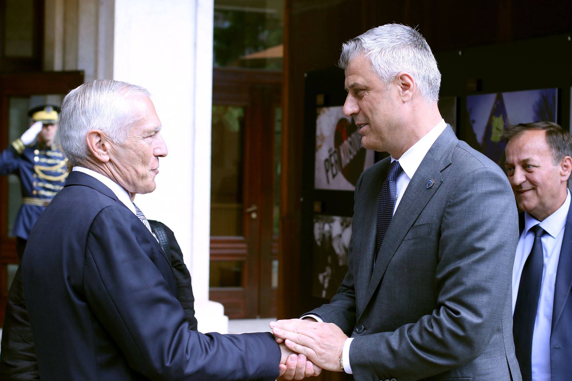 Mbrojtja: Clark beson se është e padrejtë që gabimet e të tjerëve t’i atribuohen Thaçit