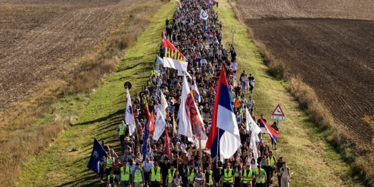 Novi-Sadi bëhet gati për protestën që po e tmerron Vuçiqin