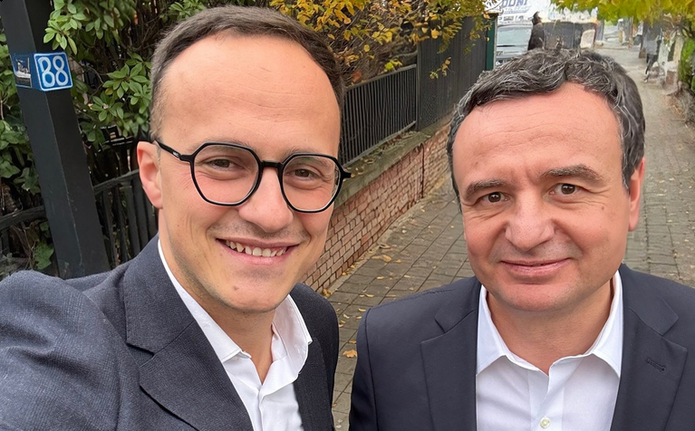 Alban Hyseni ditën e fundit të fushatës e nis bashkë me Albin Kurtin: Fitore e madhe nesër
