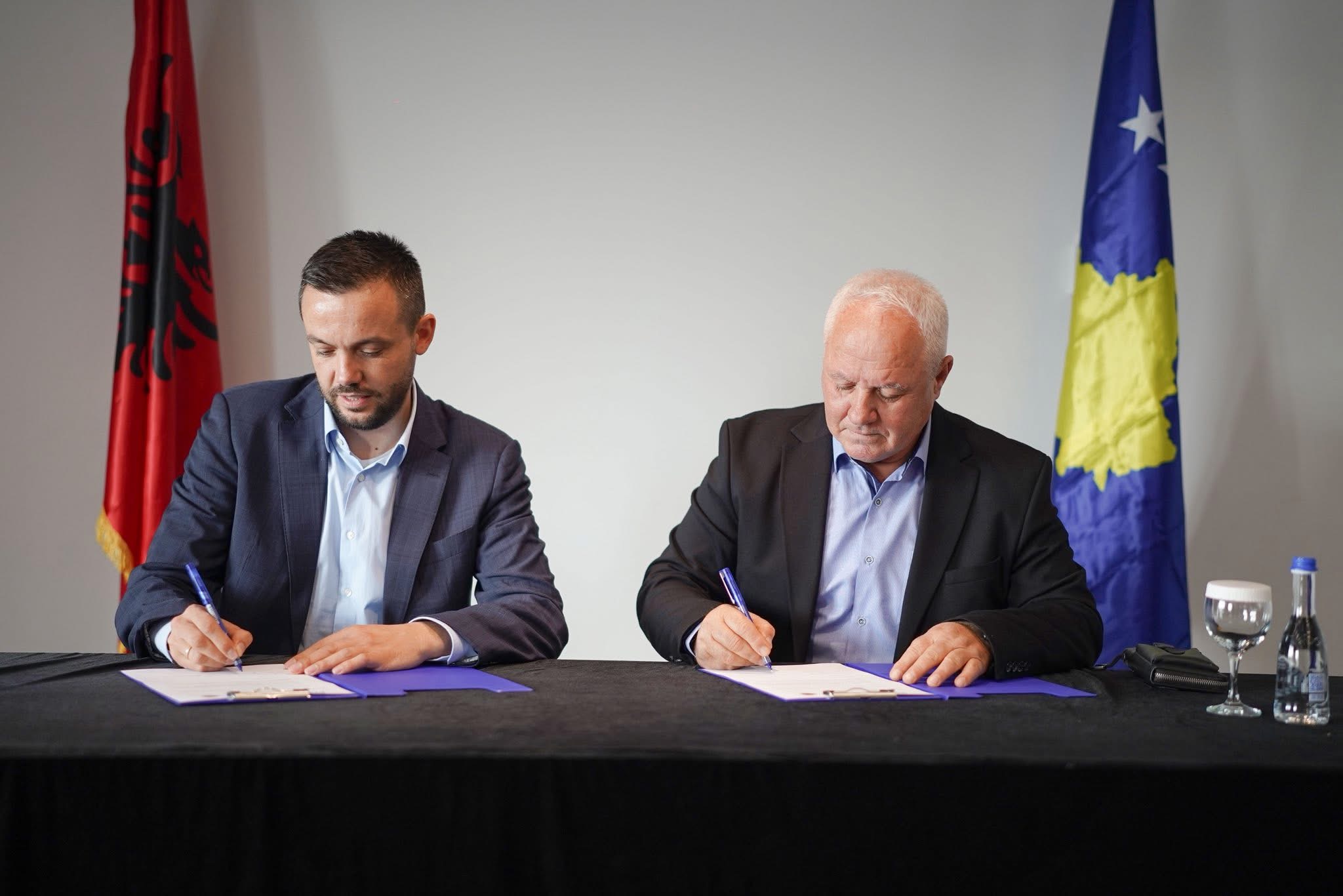 Nënshkruhet koalicioni, edhe AAK mbështet Arian Tahirin në balotazh