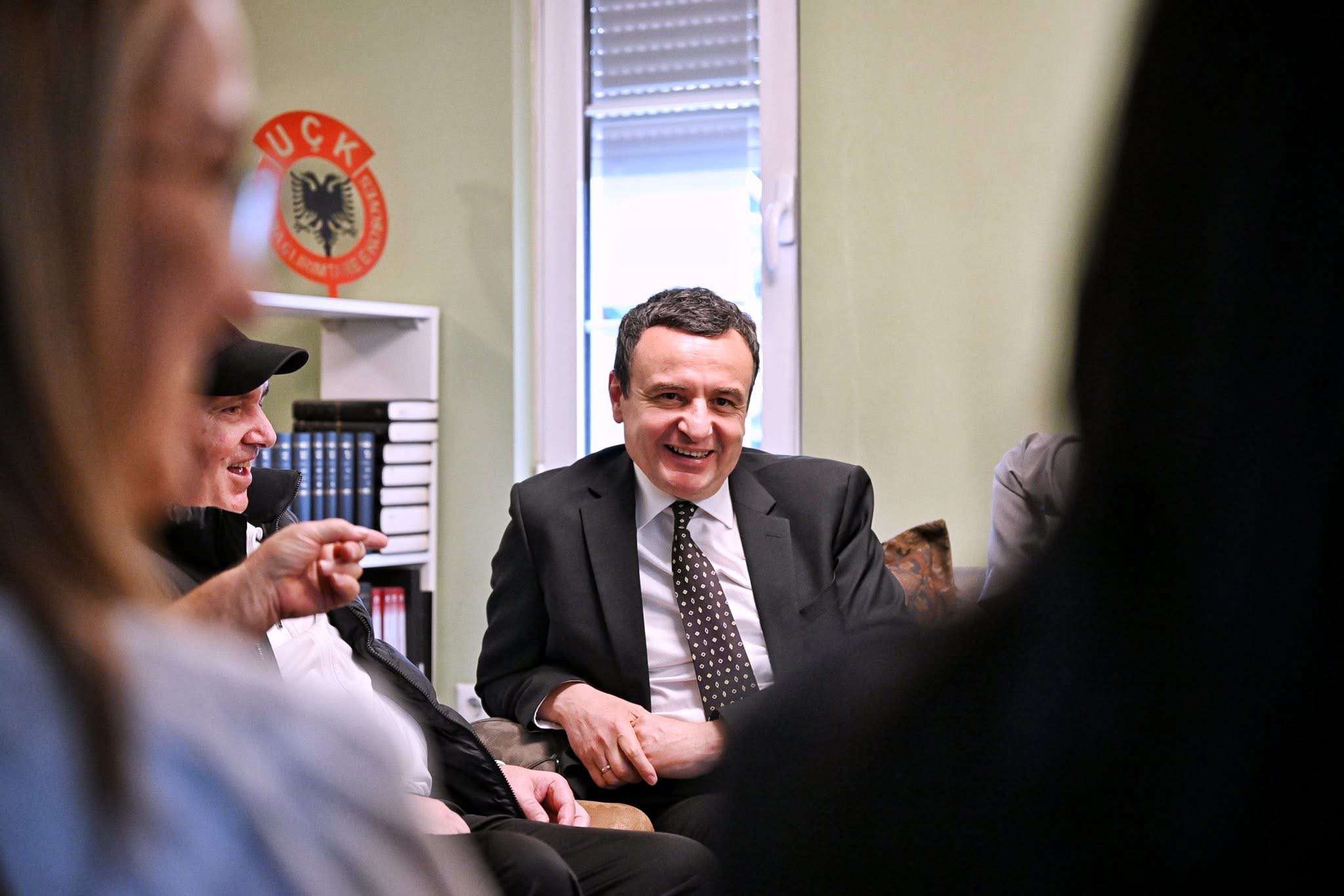 Kurti viziton familjen e Rexhep Selimit