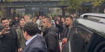 “Është presion direkt”, “tendencë për të ndikuar në rezultat”: Kritikohet ashpër vizita e Kurtit në Mitrovicë