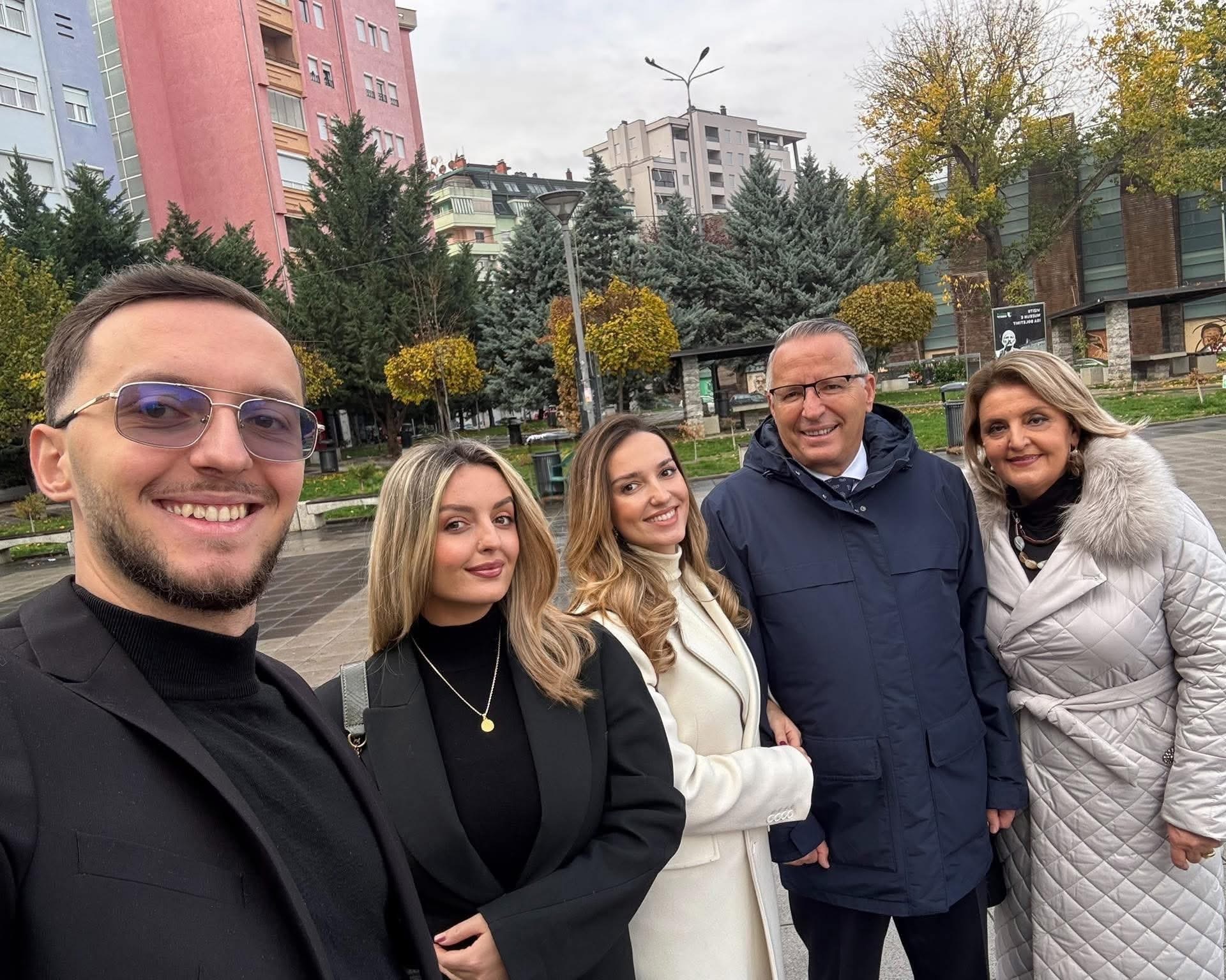 Bedri Hamza bashkë me familje voton, u bën thirrje qytetarëve të marrin pjesë në zgjedhje: “Kontributi për qytetin e Mitrovicës është nder i veçantë”