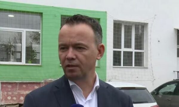 Faton Peci dekoncentrohet pas votimit pasi dikush ia përmend Arian Tahirit: A shkojmë prej fillimit…