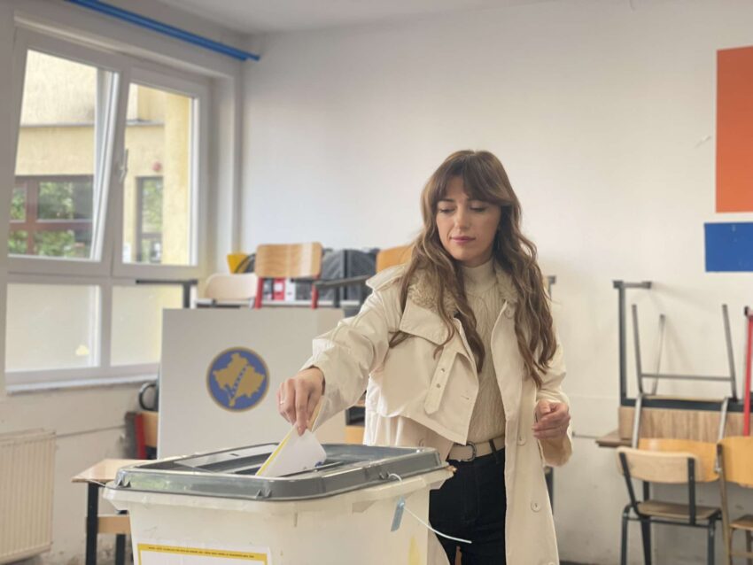 Albulena Haxhiu voton në Prishtinë, u bën thirrje qytetarëve të dalin të votojnë