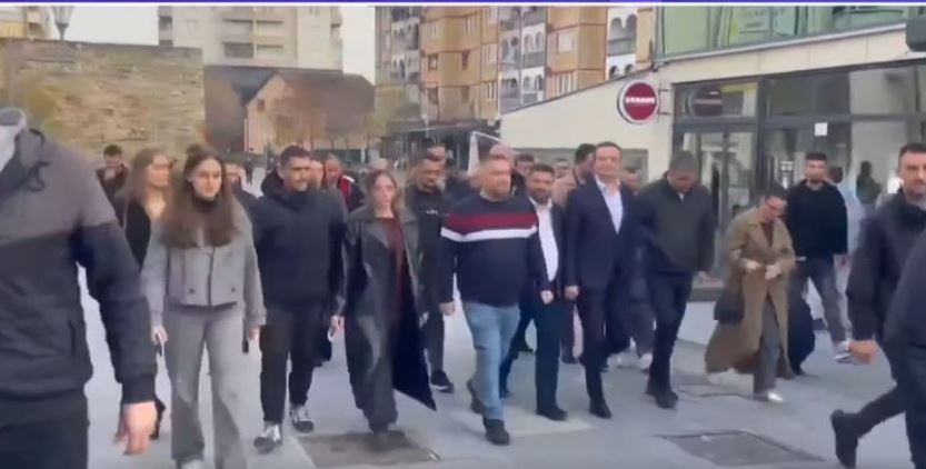 Me 30 veta, Kurti ecën nëpër sheshin e Vushtrrisë me Mehollin dhe Tahirin