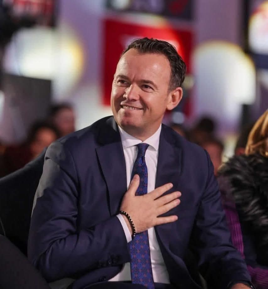 Faton Peci falënderon qytetarët e Mitrovicës dhe Albin Kurtin për mbështetjen dhe besimin gjatë gjithë procesit politik, premton qeverisje të ndershme e gjithëpërfshirëse