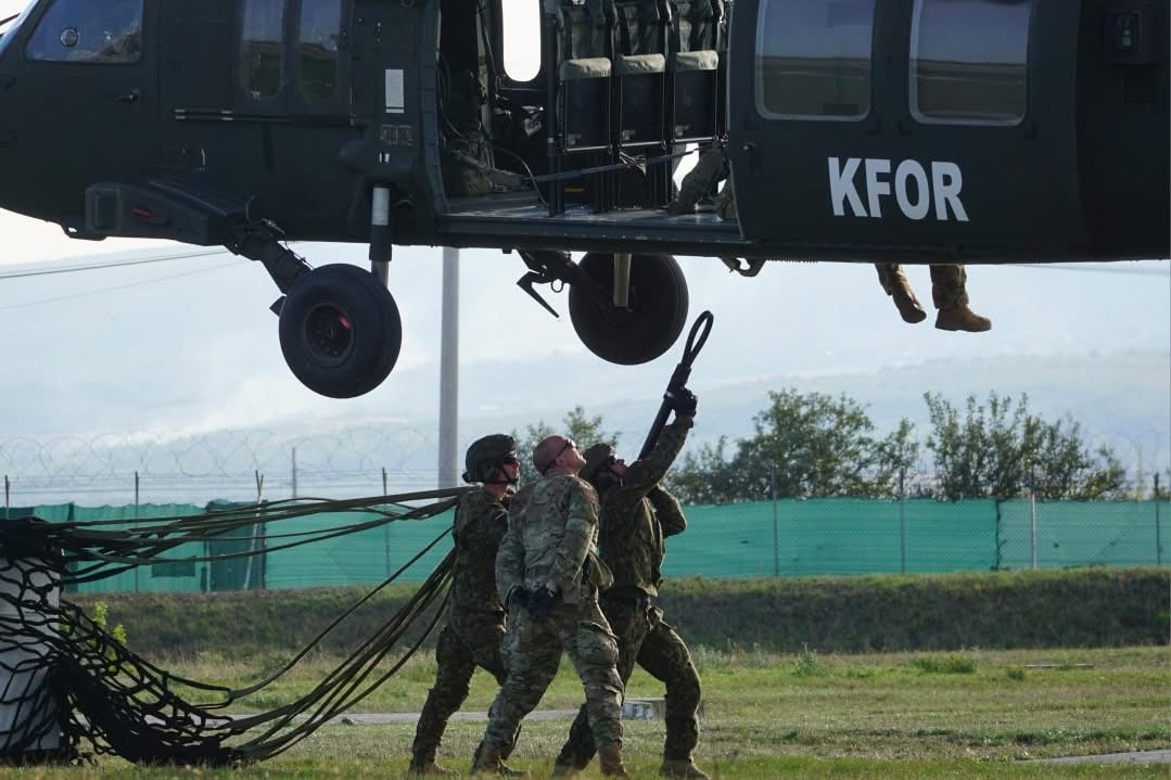 Ushtarët letonezë dhe amerikanë të KFOR-it bëjnë ushtrime për të rritur efikasitetin operativ