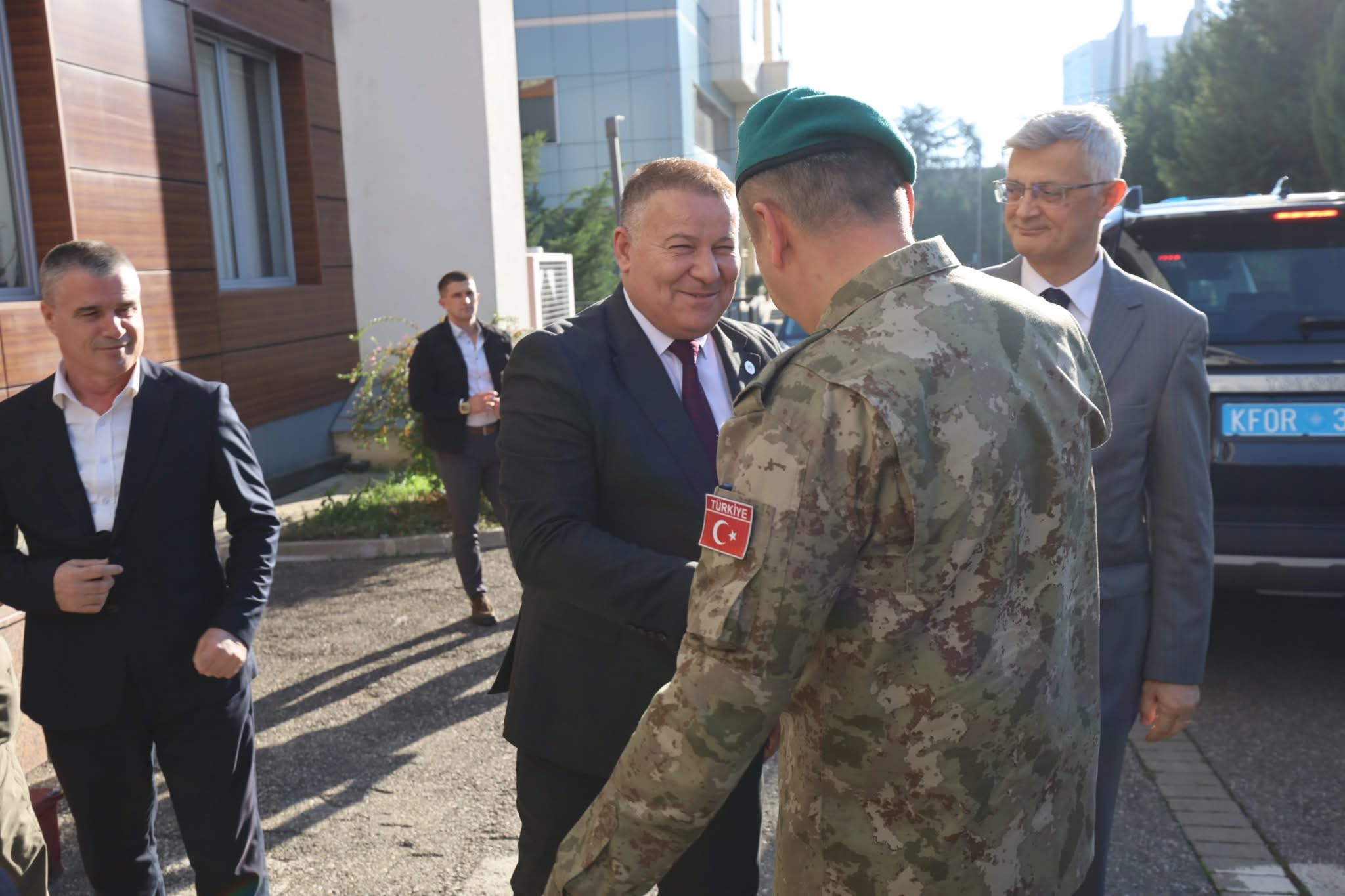 Hoxha pret në takim komandantin e KFOR-it, flasin për situatën e sigurisë në Kosovë