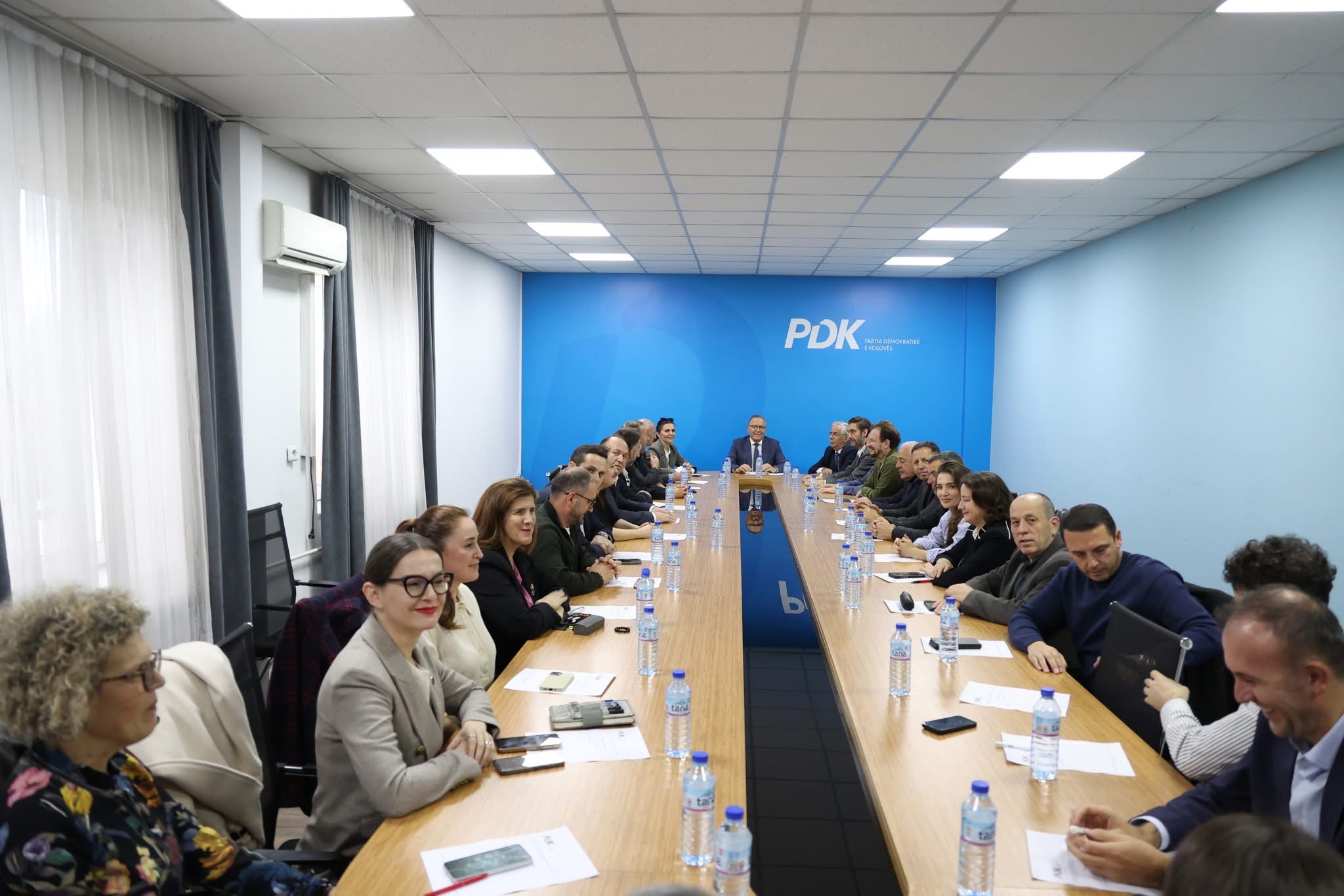 Dalin pamjet nga mbledhja e parë e Kryesisë së PDK-së me Bedri Hamzën si kryetar