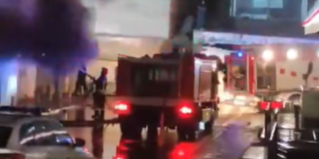 Një pjesë e objektit të “Royal Mall” dyshohet se u përfshi nga zjarri mbrëmë