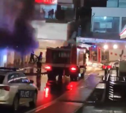 Një pjesë e objektit të “Royal Mall” dyshohet se u përfshi nga zjarri mbrëmë