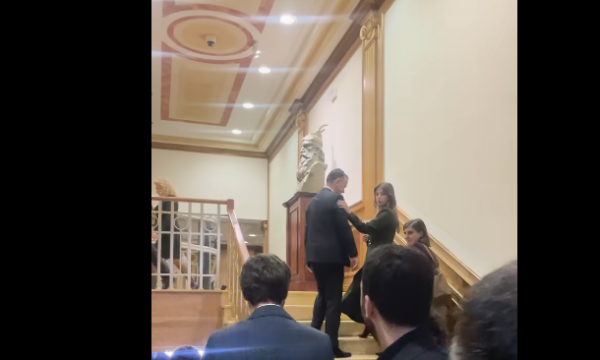 U dështoi edhe Konjufca, Haxhiu përplaset në shkallë të Kuvendit me Uran Ismajlin: Po çfarë kryetar komune ti