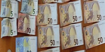 3 fëmijë rreth 12 vjeç gjejnë 614 euro në rrugë, i çojnë në Polici