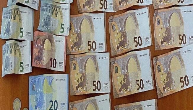 3 fëmijë rreth 12 vjeç gjejnë 614 euro në rrugë, i çojnë në Polici