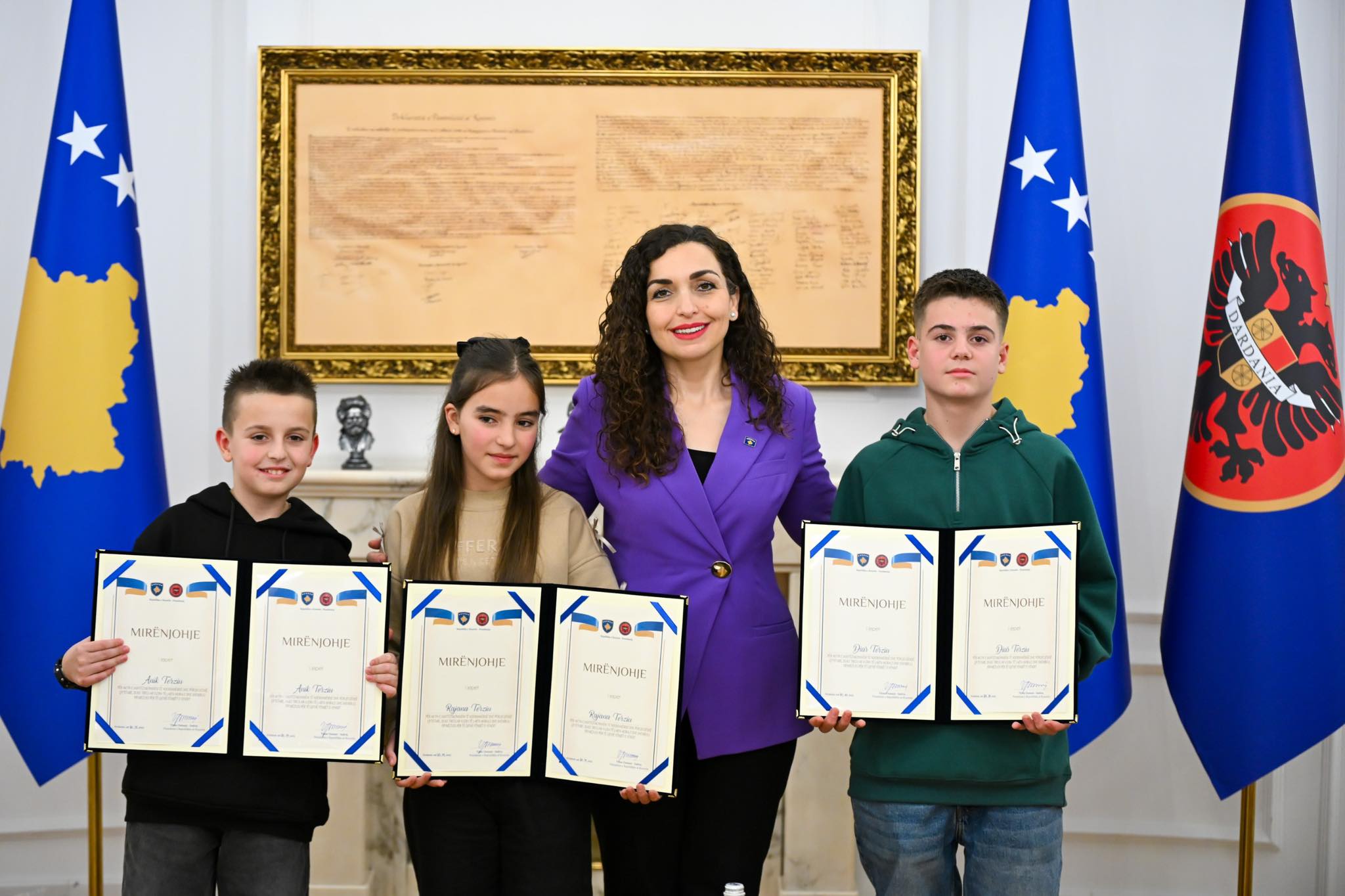 Dorëzuan në polici kuletën me para, presidentja Osmani u ndan mirënjohje tre fëmijëve nga Ferizaj