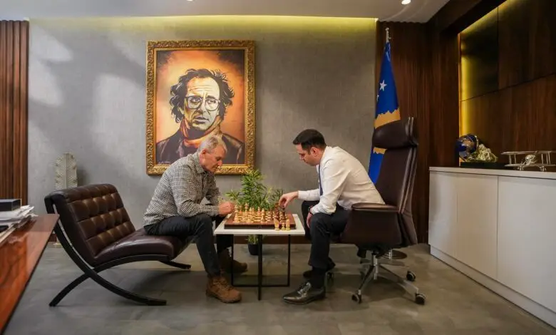 Abdixhiku luan shah me ish-komandantin e Koshares: Me gjenralin, si gjithmonë fitimtar