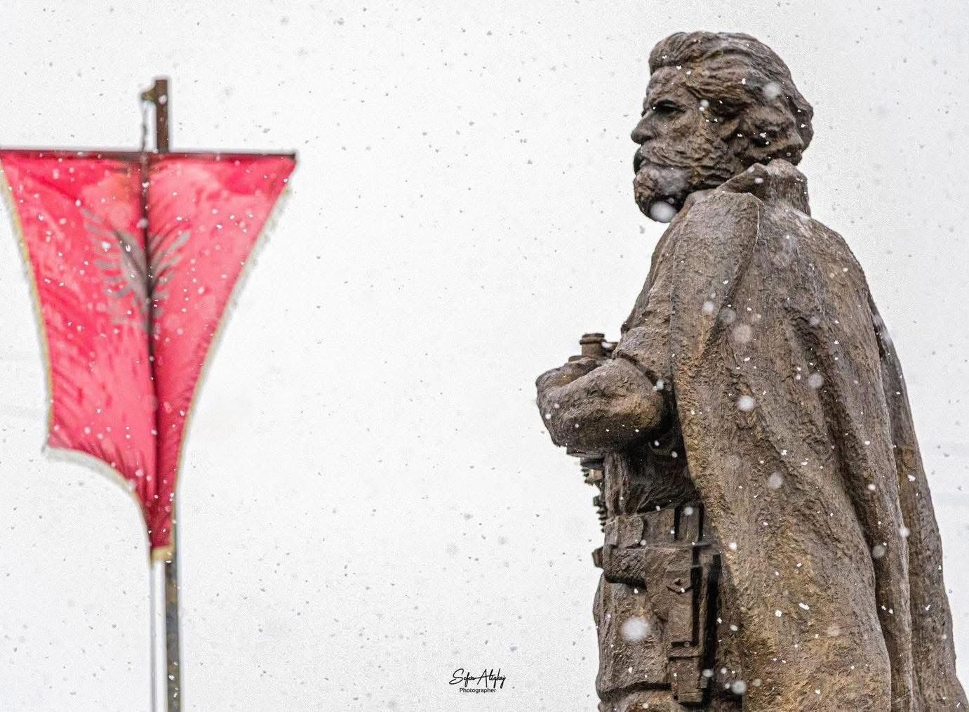 Presidentja Vjosa Osmani kujton Adem Jasharin: Ai është i gjallë në çdo zemër shqiptari!