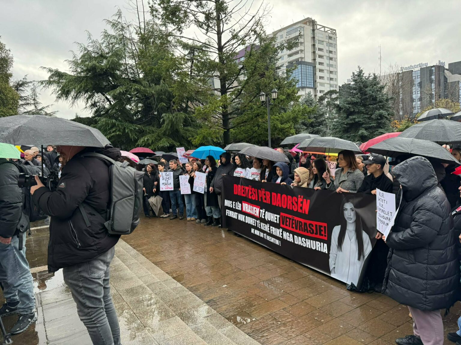 Pamje nga protesta në Gjakovë: Drejtësi për Daorsën