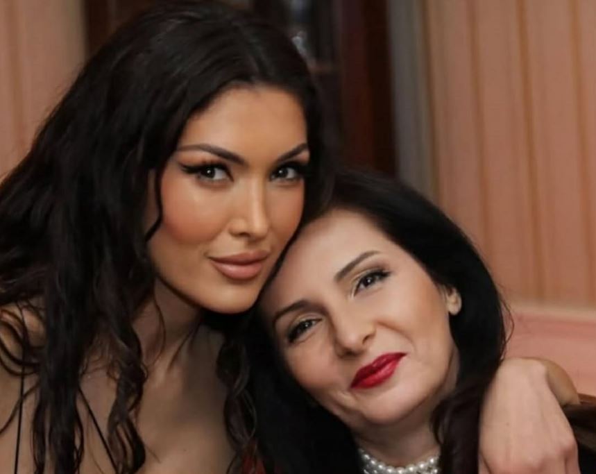 Nora Istrefi publikon imazhin me të bukur në shoqëri të nënës