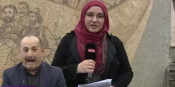 Gazetarja me shami denoncon publikisht Qumilin: Më tha “përgjigjem vetëm për televizionet shqiptare”