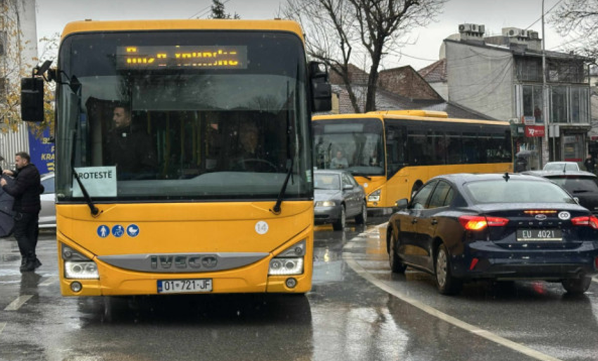 Greva e autobusëve në Prishtinë vazhdon “deri kur të alokohen fondet”, rrugët bllokohen nesër nga ora 10:00