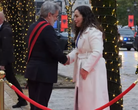 Osmani në Shkodër, kryebashkiaku publikon video me këngë të Shkurte Fejzës -pamje