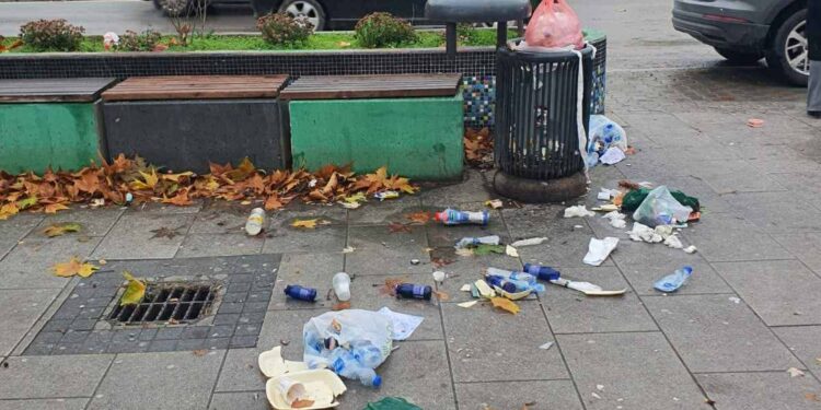 Qendra e Mitrovicës mbushet me mbeturina, dy ditë pasi kompania e pastrimit njoftoi për ndërprerjen e kontratës me Komunën