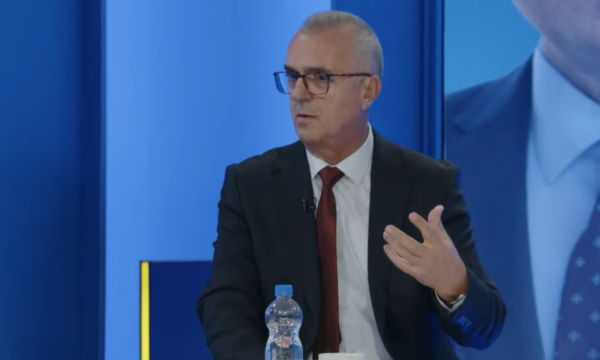 “Për inati të Vetëvendosjes, e kanë dëmtu shtetin” – Dugolli nis debatin me kritika ndaj partive opozitare – “LVV nuk ishte bllokuese”