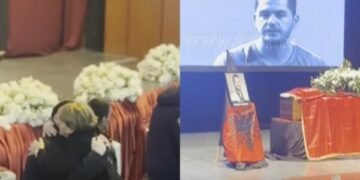 Varrimi i Shpat Kasapit, nëna e këngëtarit ngushëllohet nga vizitorë në Pallatin e Kulturës në Tetovë