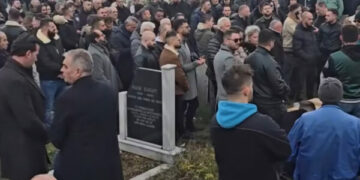 Mes shumë të pranishmëve, varroset Shpat Kasapi- pamje