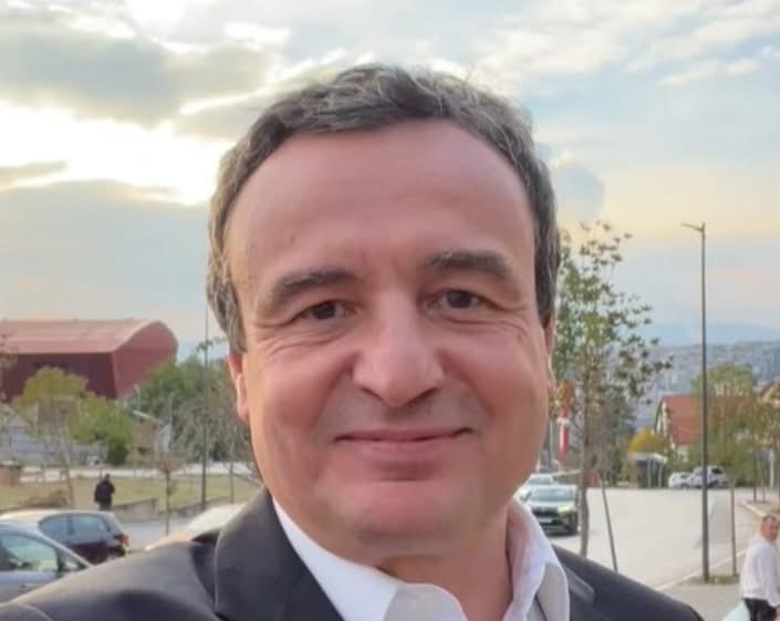 Albin “humoristi” del në skenë, këto janë foret që ua tregoi mërgimtarëve në Zvicër