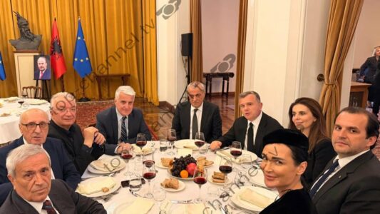 Dreka e lamtumirës për ish-kryeministrin Nano: Majko, Ruçi e Balla në një tryezë me djalin e Rugovës dhe Çitakun e Halitin