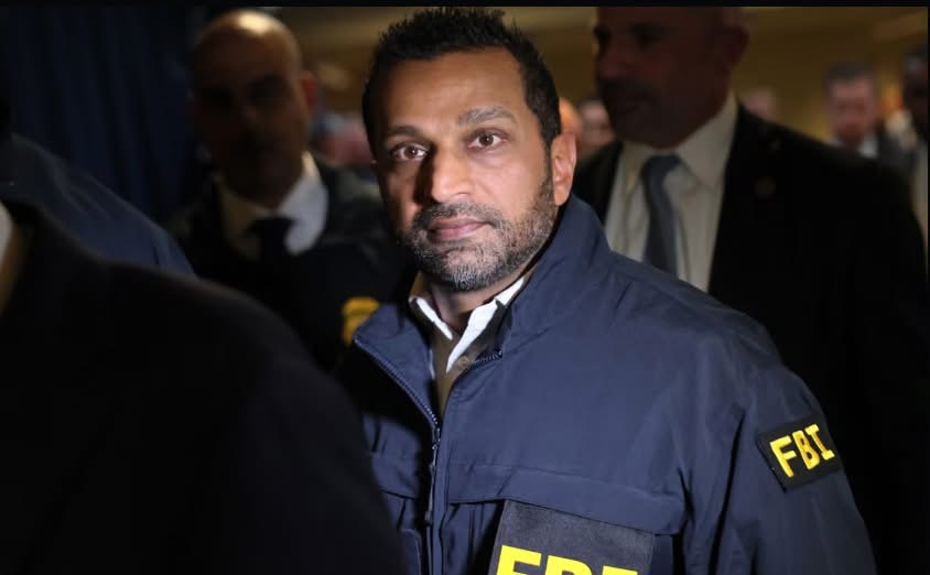 Përdori avionin zyrtar për të parë të dashurën, shkarkohet zyrtar i lartë i FBI-së