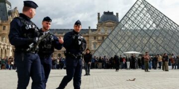 Hajdutë amatorë pas vjedhjes së bujshme në Louvre, prokuroria: Një çift me fëmijë mes të arrestuarve