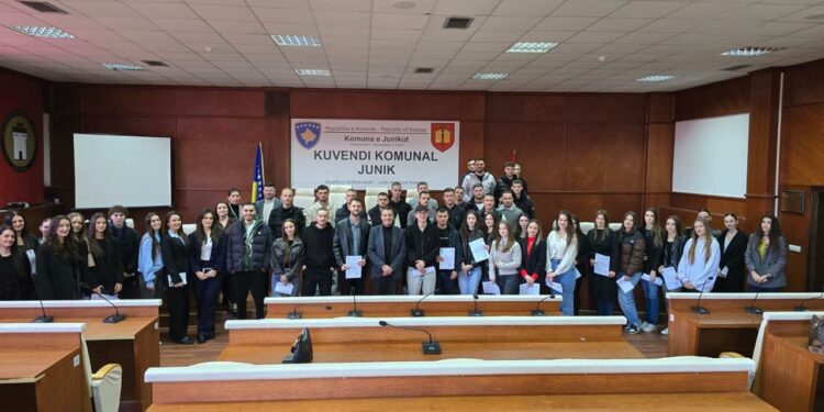 Kryetari i Junikut shpërndan 145 bursa për studentët: Rinia është fuqia e komunës sonë