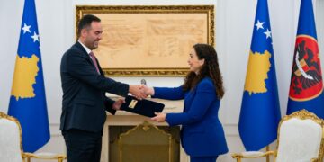 Presidenca ndan foto nga momenti kur Osmani e mandatoi Konjufcën për Kryeministër