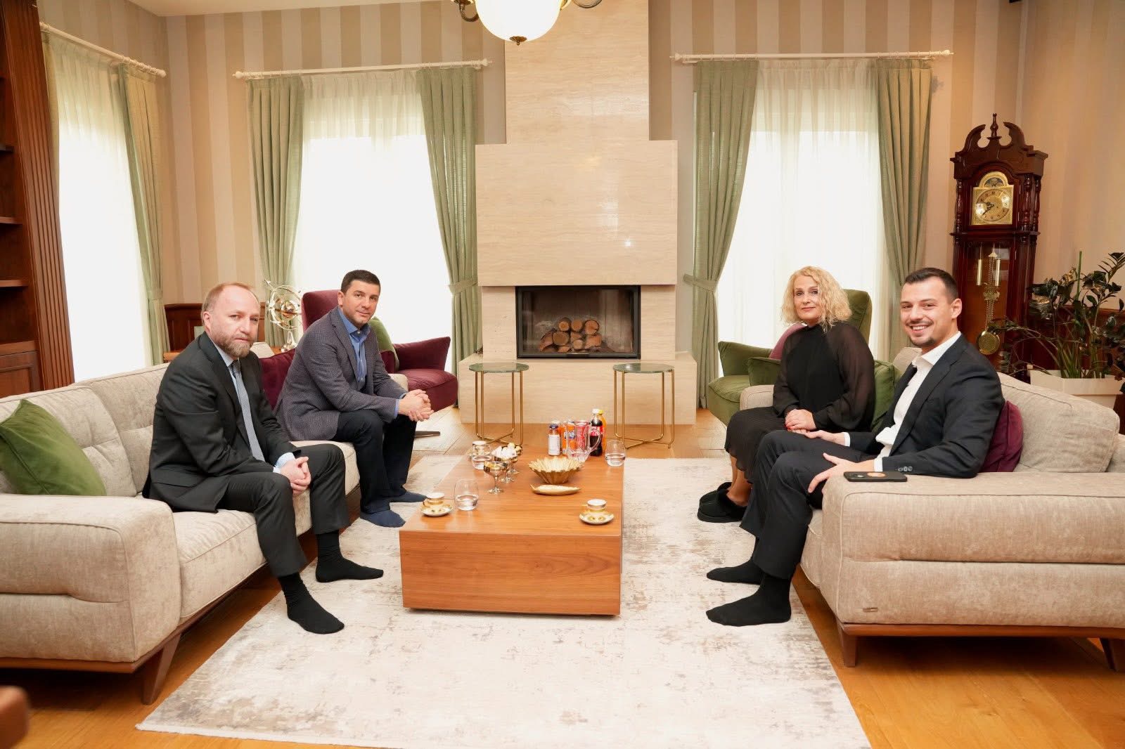 Kreu i PDK’së viziton familjen e Thaçit, Veselit dhe Krasniqit: Proces i dalë prej binarëve të drejtësisë, të përfundojë me lirimin e çlirimtarëve