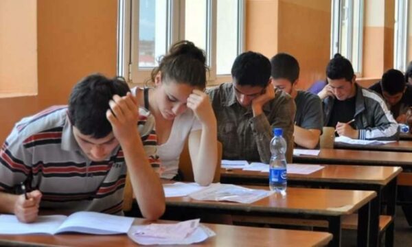 Raporti i Progresit: 15-vjeçarët kosovarë, 4.5 vjet prapa atyre evropianë në mësimnxënie