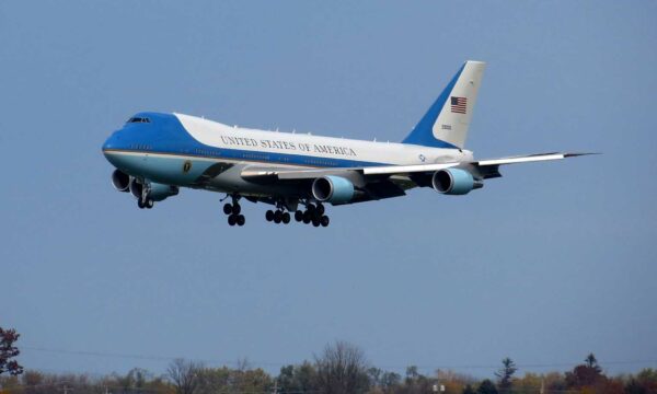 Një “pako e dyshimtë” pranë avionit të Trump, personat që e prekën u helmuan